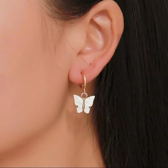 Jewelry - ⚜️[𝟯/$𝟭𝟴]⚜️White Butterfly Hoop Earrings NEW